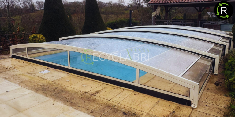 Abris de piscine rénovés en Gironde : la qualité des structures anciennes à l’honneur