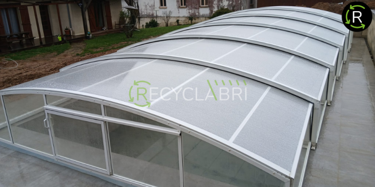 RECYCLABRI : Livraison d’un abri de piscine mi-haut