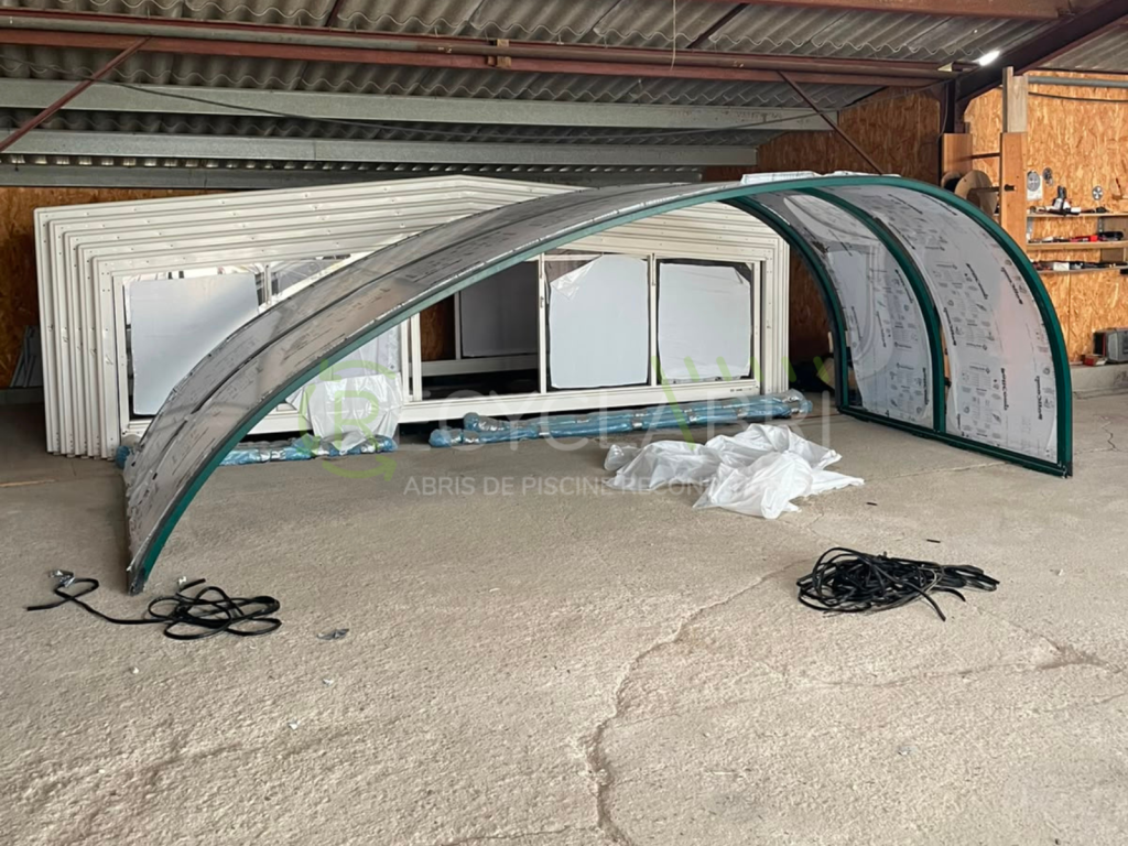 Un abri mi haut installé à Fontenay leComte pendant le reconditionnement (1)