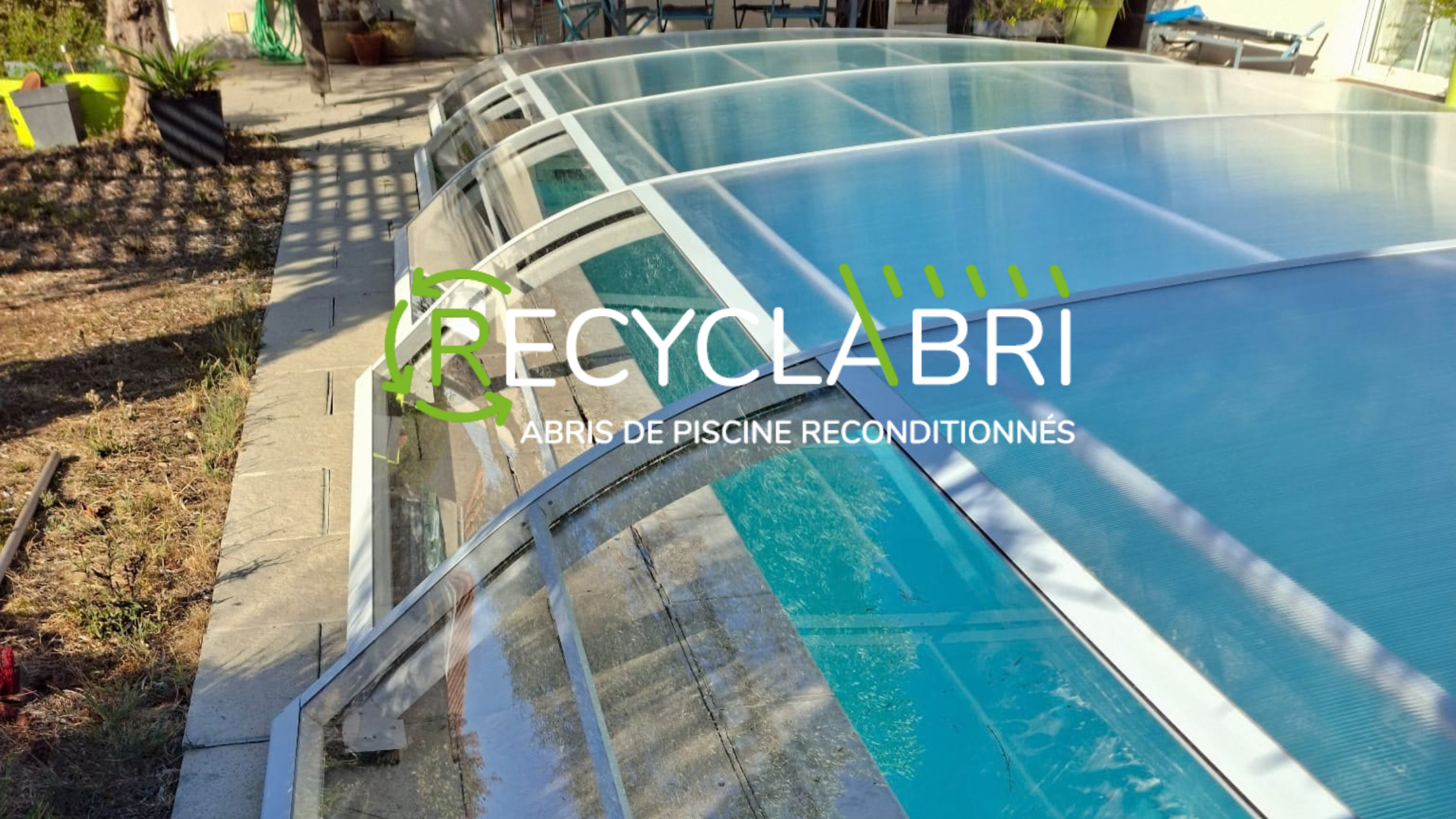 Abris de piscine bas à La Rochelle : une installation réussie !