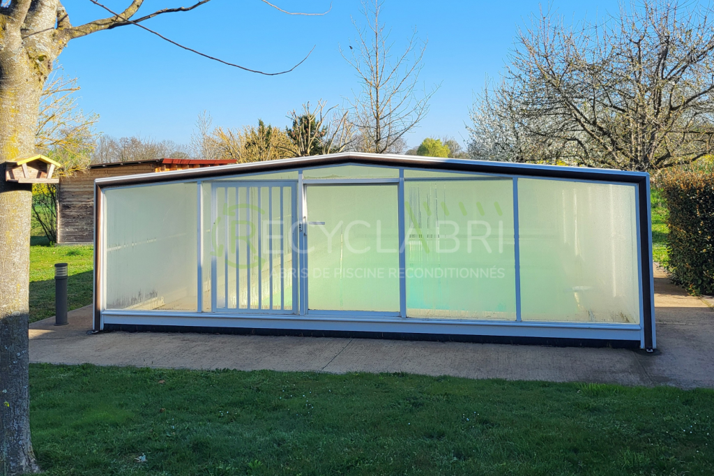 Abri de piscine haut Eureka 5 modules avant reconditionnement dans les ateliers Recyclabri