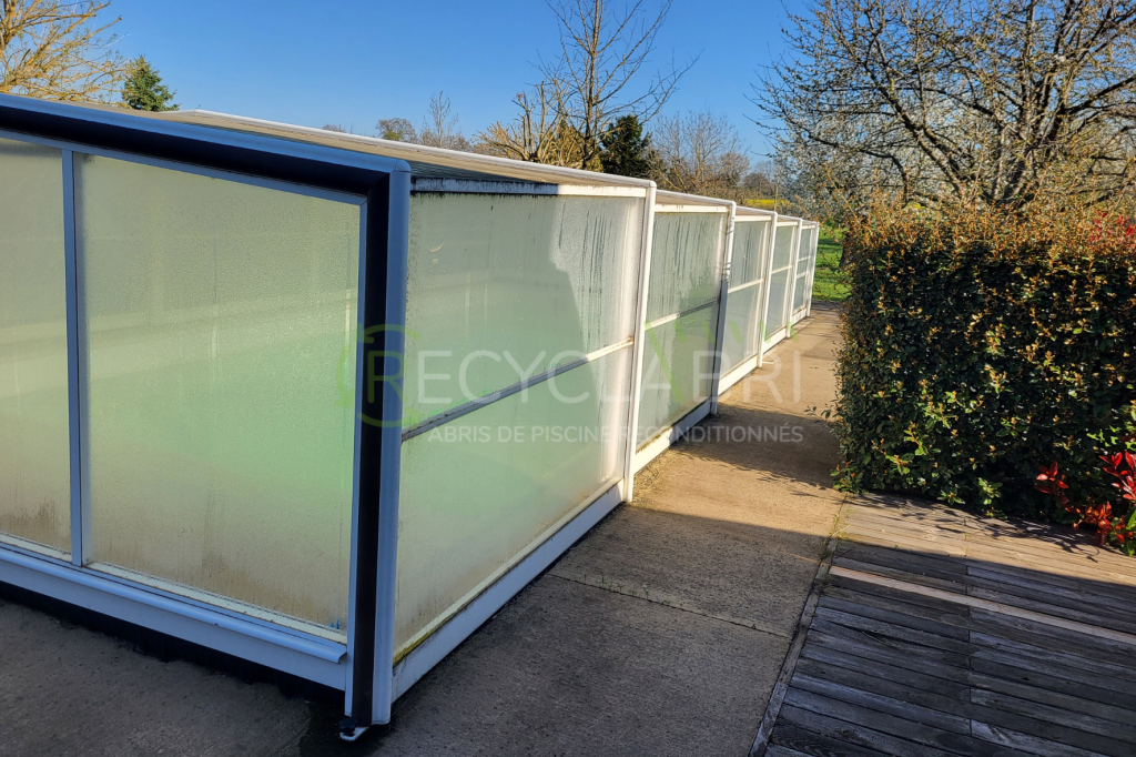 Abri de piscine haut Eureka 5 modules avant reconditionnement dans les ateliers Recyclabri