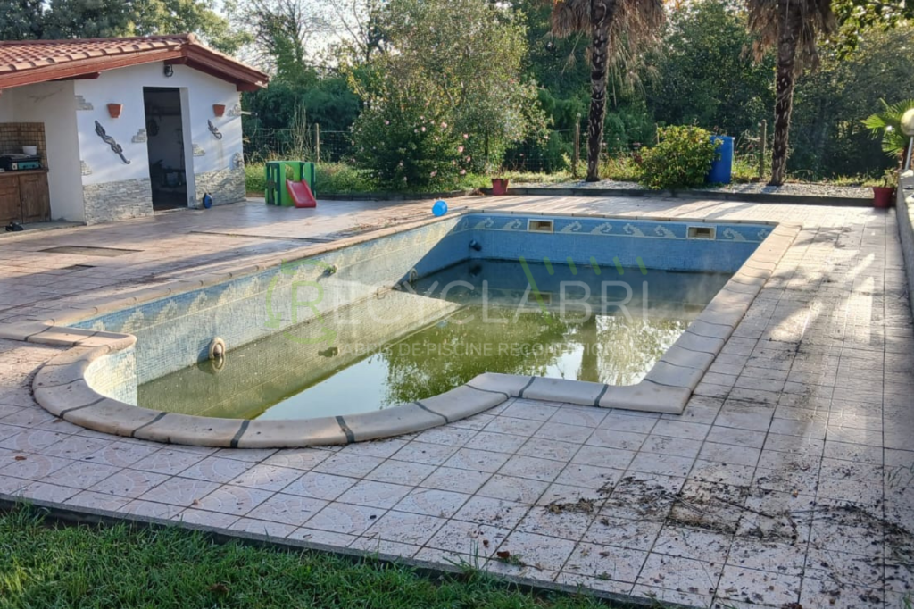 ancien abri de piscine urt