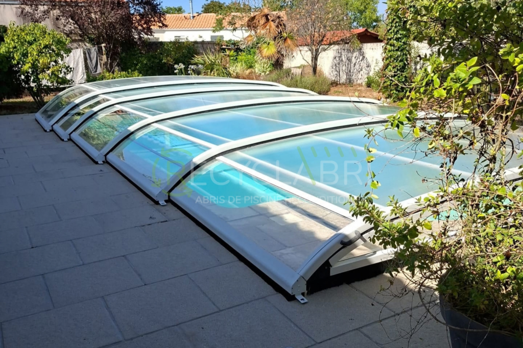 Résultat abri de piscine bas La Rochelle
