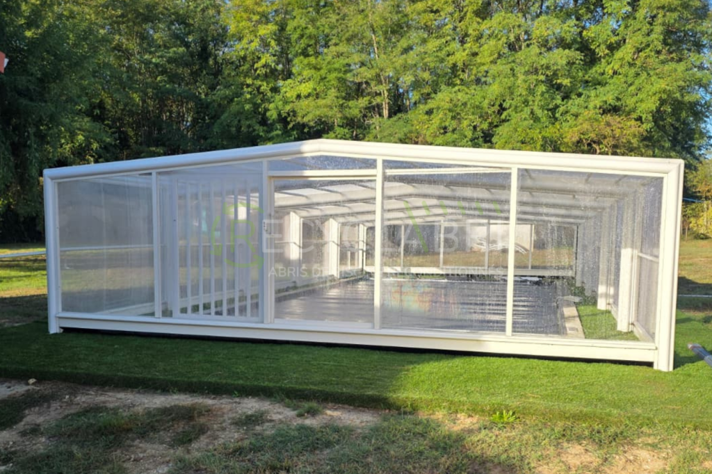 Abri de piscine haut Moulis-en-Médoc après reconditionnement capots blancs installé chez la cliente