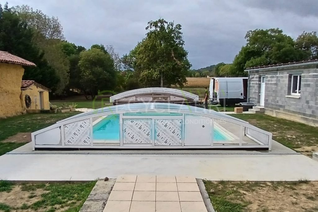 Abri de piscine bas rénové en cours de pose à Libourne, Gironde — Recyclabri (2)