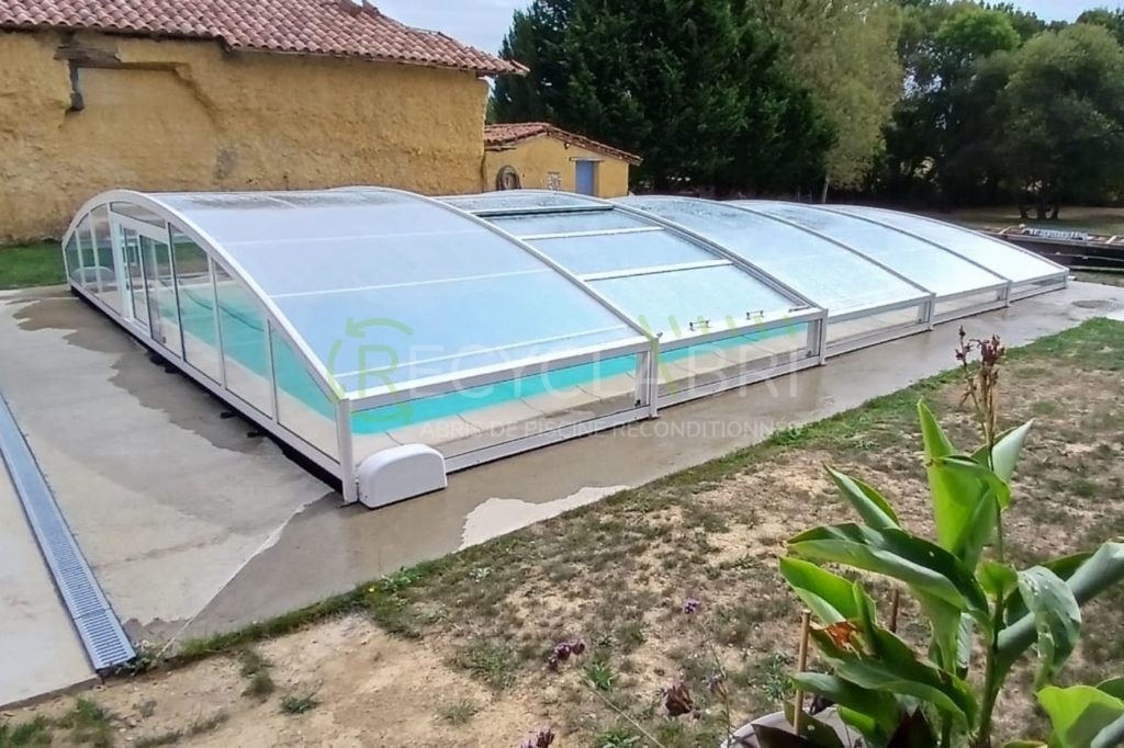 Vue d'ensemble de l'abri piscine bas rénové livré à Libourne par Recyclabri (1)