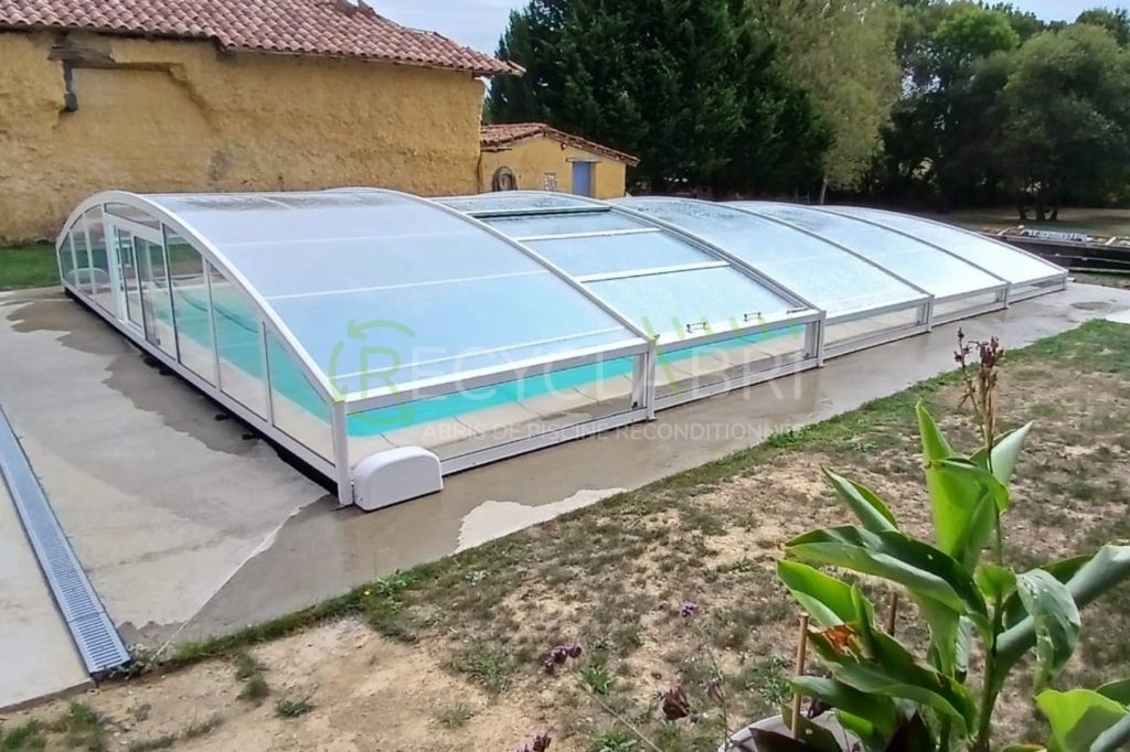 Vue d'ensemble de l'abri piscine bas rénové livré à Libourne par Recyclabri (2)