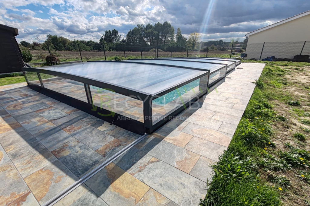Abri de piscine bas 6x3 gris anthracite livré à Cézac