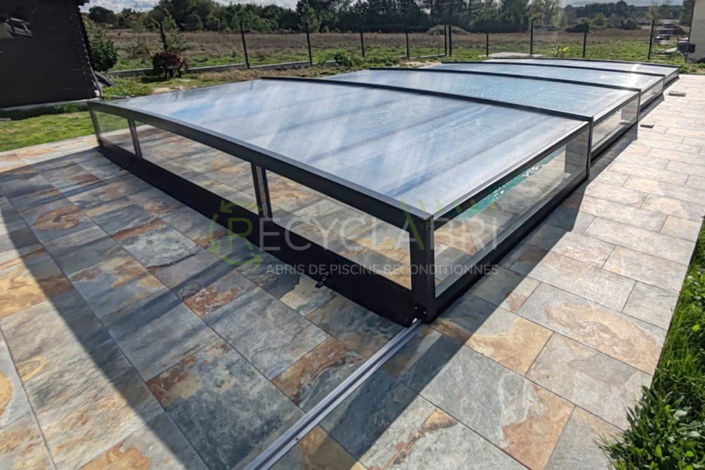 Abri de piscine bas 6x3 gris anthracite livré à Cézac