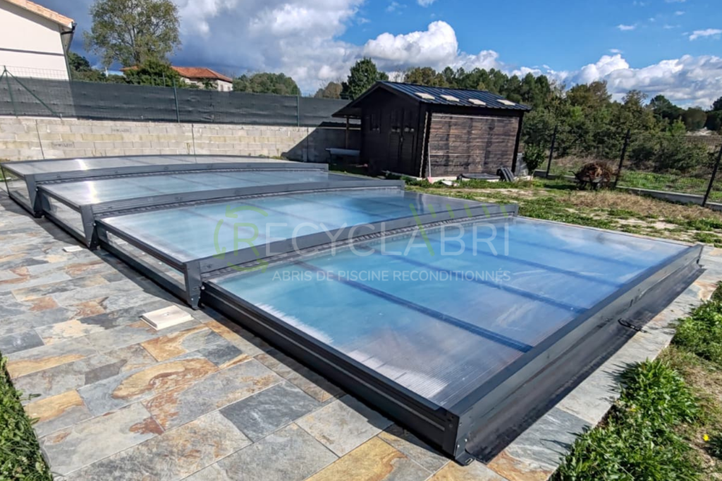 Abri de piscine bas 6x3 gris anthracite livré à Cézac