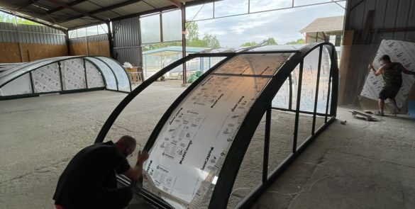 Abri en cours de reconditionnement dans l'atelier Recyclabri