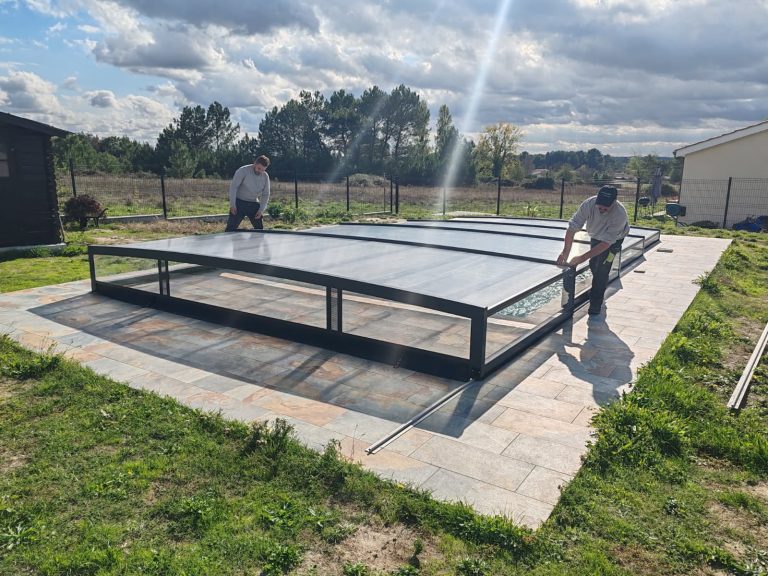 Installation d'un abri de piscine reconditionné gris anthracite bas d'occasion par les équipes Recyclabri